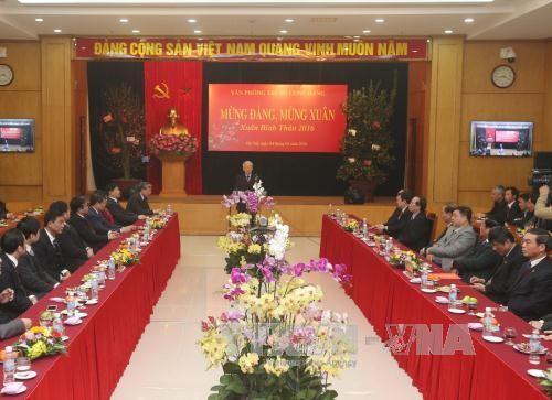 Генсек ЦК КПВ поздравил работников Канцелярии ЦК Компартии Вьетнама с Тэтом - ảnh 1